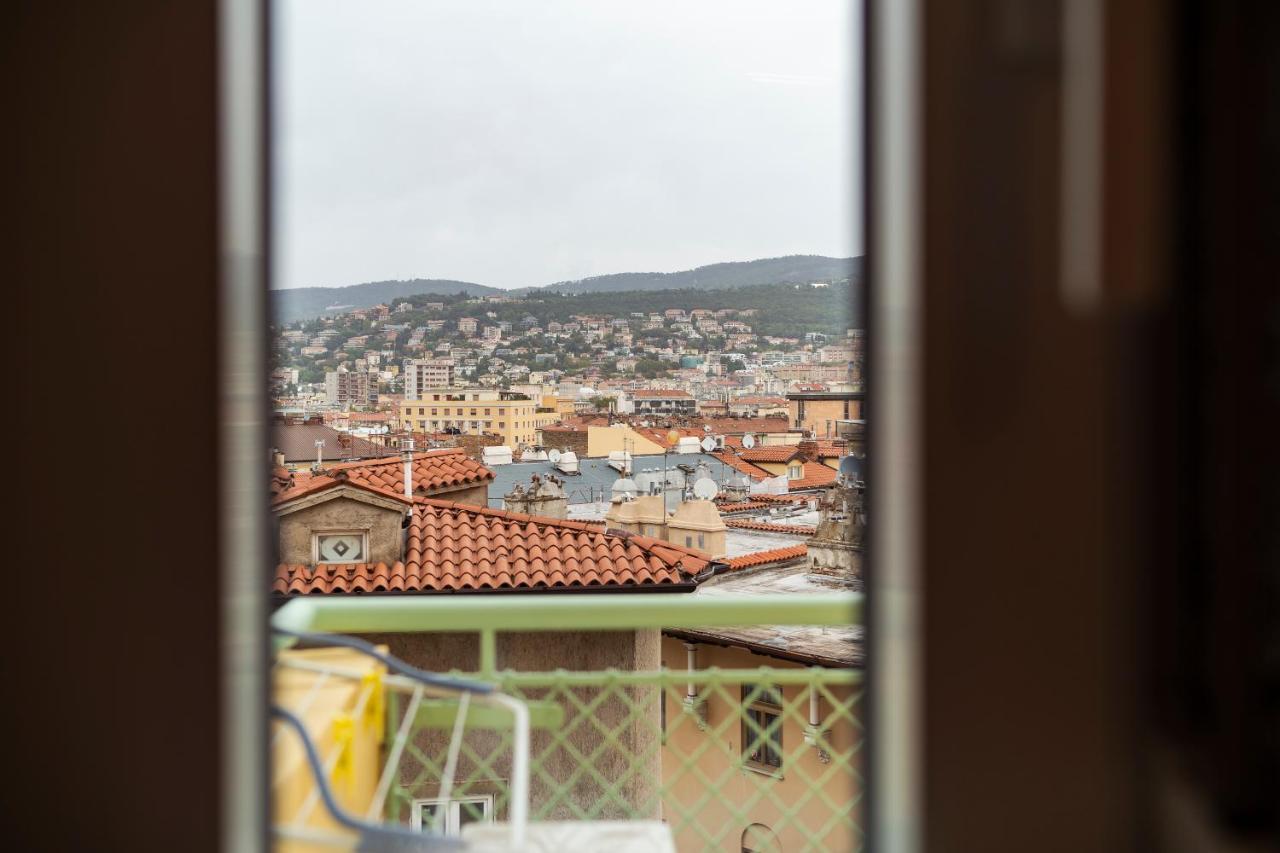 San Giusto Elegante Bilocale Con Balcone E Vista Lägenhet Trieste Exteriör bild