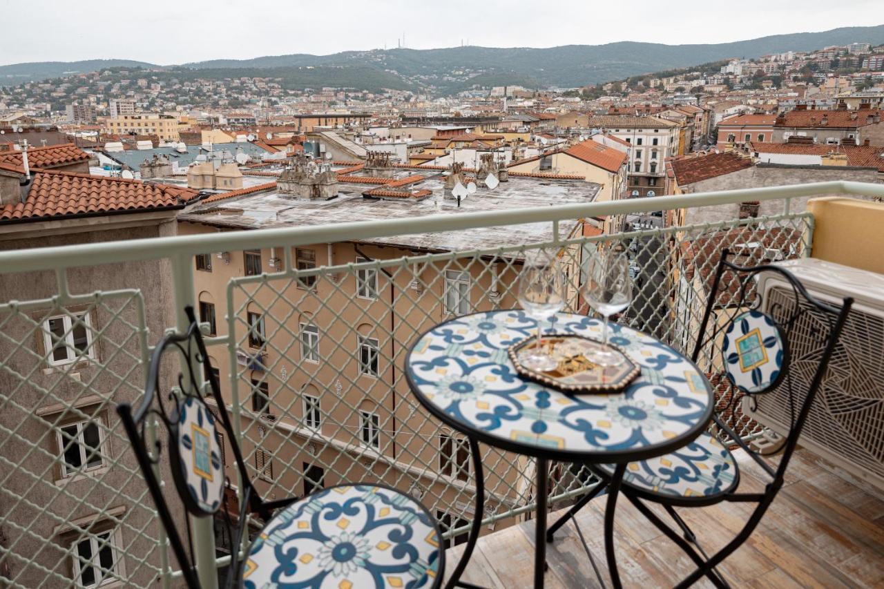 San Giusto Elegante Bilocale Con Balcone E Vista Lägenhet Trieste Exteriör bild